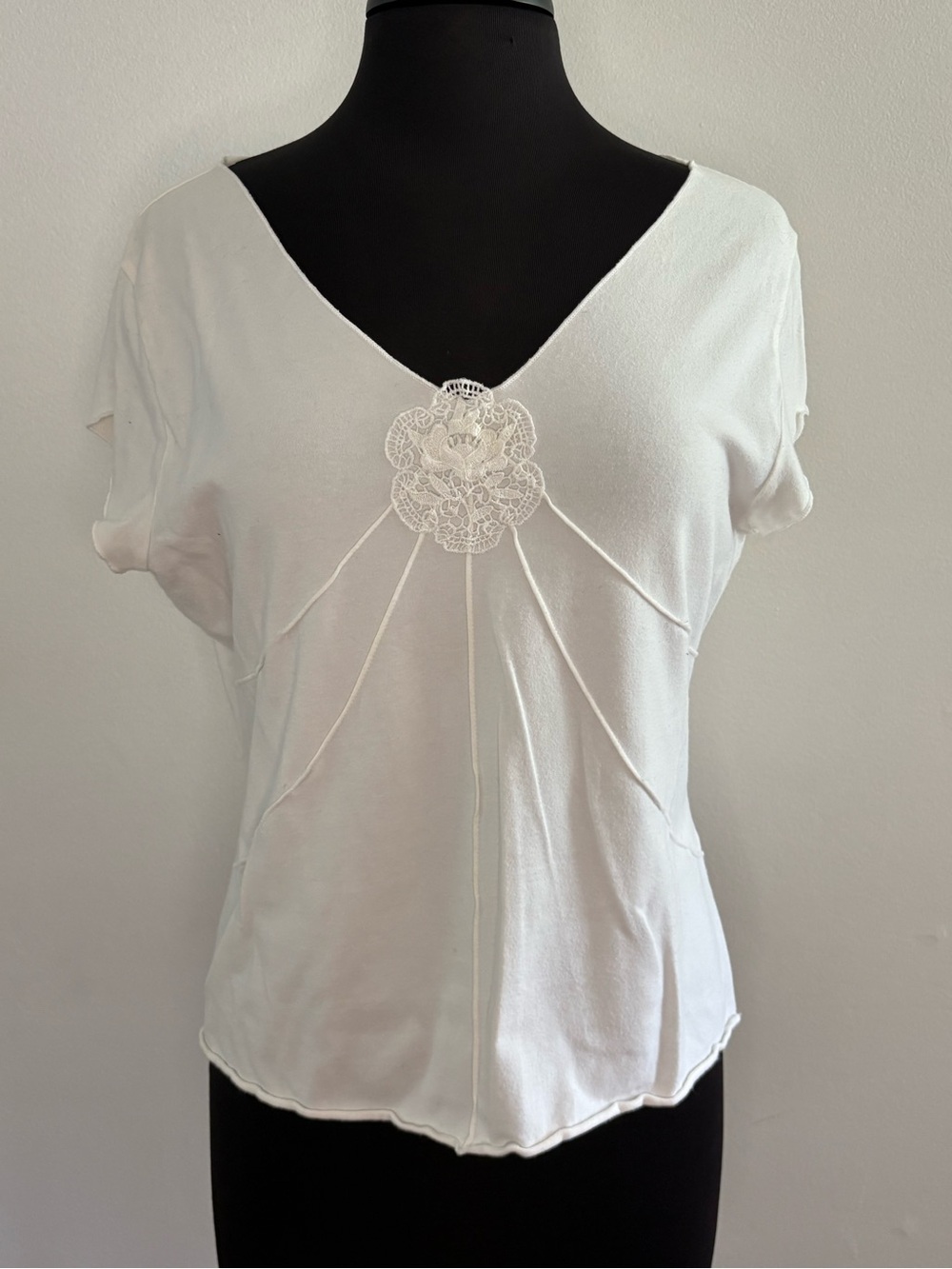 august silk White V-Neck Tee with Lace Flower Appliqué Cotton XL
